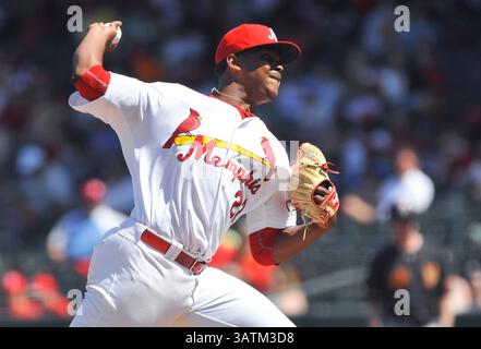 22 mai 2016 : Alex Reyes, lanceur de Memphis, livre un terrain lors de la troisième manche d'un match de baseball MiLB entre le Round Rock Express et les Redbirds de Memphis à AutoZone Park à Memphis, Tennessee. Memphis a gagné 8-1. Austin McAfee/CSM(image crédit : © Austin McAfee/CSM via ZUMA Wire) Banque D'Images