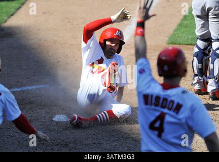 22 mai 2016 : Dean Anna, infidienne de Memphis, glisse dans la plaque de la maison lors de la huitième manche d'un match de baseball MiLB entre le Round Rock Express et les Redbirds de Memphis à AutoZone Park à Memphis, Tennessee. Memphis a gagné 8-1. Austin McAfee/CSM(image crédit : © Austin McAfee/CSM via ZUMA Wire) Banque D'Images