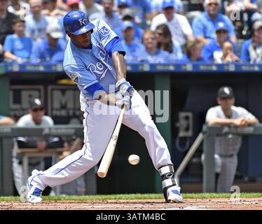 28 mai 2016 - Kansas City, Missouri, États-Unis - Lorenzo Cain des Royals de Kansas City se connecte en single lors de la première manche contre les White Sox de Chicago le samedi 28 mai 2016, au stade Kauffman de Kansas City, Moda (crédit image : © John Sleezer/TNS via ZUMA Wire) Banque D'Images
