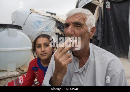 4 mai 2016 - près de Khanaqin City, Irak - réfugiés irakiens fumeurs (crédit image : © ton Koene via ZUMA Wire) Banque D'Images