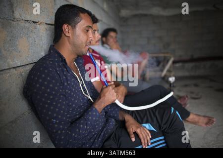 4 mai 2016 - près de Khanaqin City, Irak - réfugiés irakiens fumeurs (crédit image : © ton Koene via ZUMA Wire) Banque D'Images