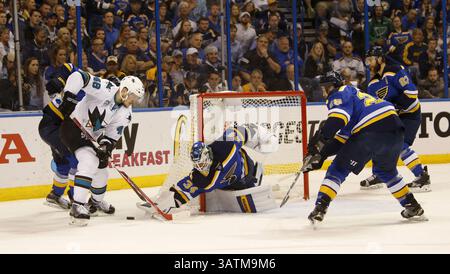 23 mai 2016 - Saint Louis, MO, USA - Tomas Hertl (48) des Sharks de San Jose se bat pour la rondelle contre Jake Allen (34) et Kyle Brodziak (28) de Louis Blues lors de la première période le lundi 23 mai 2016, au Scottrade Center de chaque Louis. (Crédit image : © Josie Lepe/TNS via ZUMA Wire) Banque D'Images