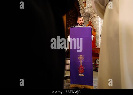 Alqosh, Irak. 18 avril 2025. Un prêtre assiste à la procession du vendredi Saint à l'église chaldéenne Mar Gorgis dans la ville d'Alqosh, à environ 50 km au nord de la ville de Mossoul, dans le nord de l'Irak. Crédit : SOPA images Limited/Alamy Live News Banque D'Images
