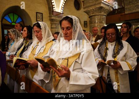 Alqosh, Irak. 18 avril 2025. Les chrétiens assistent à la procession du vendredi Saint à l'église chaldéenne Mar Gorgis dans la ville d'Alqosh, à environ 50 km au nord de la ville de Mossoul, dans le nord de l'Irak. Crédit : SOPA images Limited/Alamy Live News Banque D'Images