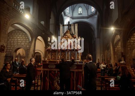 Barcelone, Espagne. 18 avril 2025. L'image religieuse de la confrérie 'Nuestra Senora de las Angustias' quitte l'église 'Sant Jaume' pour la procession du vendredi Saint à travers le quartier gothique de Barcelone crédit : Matthias Oesterle/Alamy Live News Banque D'Images
