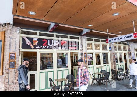 Sydney, Australie, le pub Resch House dans le centre-ville de Sydney promouvant les célébrations de l'ANZAC Day avec des matchs de 2UP le 25 avril Banque D'Images