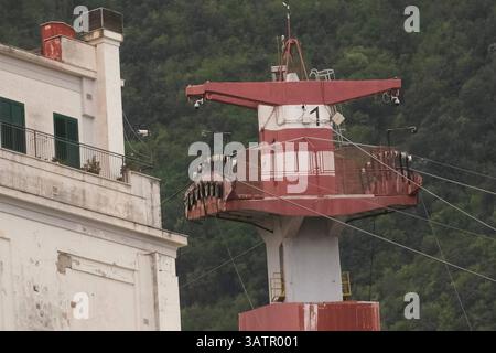 News - Monte Faito Cable car Crash Day après l'effondrement du téléphérique de Faito Castellammare di Stabia Naples le jour après la tragédie avril, 18 2025. Téléphérique Napoli Monte Faito Italie Copyright : xAntonioxBalascox/xLiveMediax LPN 1822450 Banque D'Images