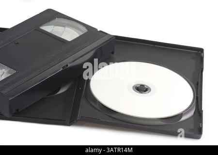 Systèmes de sauvegarde de données sur vidéocassette à fond blanc et disque numérique polyvalent isolé sur fond blanc Banque D'Images