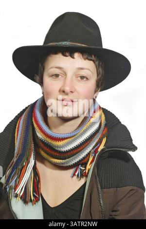 Portrait d'une jeune femme avec chapeau - isolé sur fond blanc Banque D'Images
