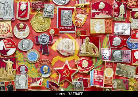 De nombreux badges de l'Union soviétique (ex-Russie) sur la bannière rouge Banque D'Images