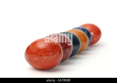 6 oeufs de Pâques - six oeufs colorés disposés sur un fond blanc Banque D'Images