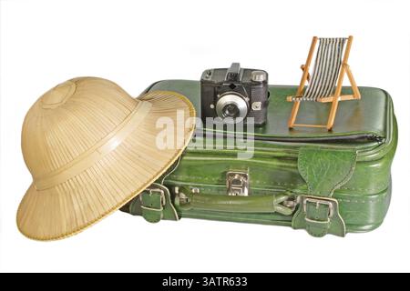 Valise avec chapeau de safari, vieille caméra et petite valise de chaise longue avec chapeau de safari, vieille caméra et petite chaise longue - isolé sur fond blanc Banque D'Images