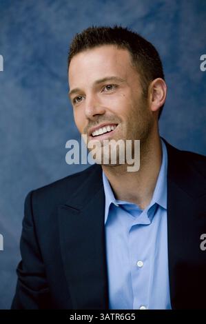 29 septembre 2007 - Hollywood, Californie, États-Unis - le réalisateur BEN AFFLECK a promu "Gone Baby Gone". Benjamin Geza Affleck-Boldt (né le 15 août 1972), mieux connu sous le nom de Ben Affleck, est un acteur et réalisateur américain. Il a commencé sa carrière en tant qu'acteur enfant, jouant dans la série éducative PBS The voyage of the Mimi (1984, 1988). Il est apparu plus tard dans la comédie Dazed and Confused (1993), des films comme Chasing Amy (1997) et Dogma (1999). Affleck a gagné la renommée quand lui et son ami d'enfance M. Damon ont remporté le Golden Globe and Academy Award du meilleur scénario original pour Good Will Hunt Banque D'Images