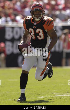 15 octobre 2006 - Tampa, Florida, USA - Le 15 octobre 2006, à Tampa, FL, USA ; active dans les années 1960 (33) Kenny Watson à la tête de terrain au cours de la première moitié du match contre les Bengals Tampa Bay Buccaneers chez Raymond James Stadium. ZUMA Press/Scott A. Miller (crédit Image : © Scott A. Miller via Zuma sur le fil) Banque D'Images