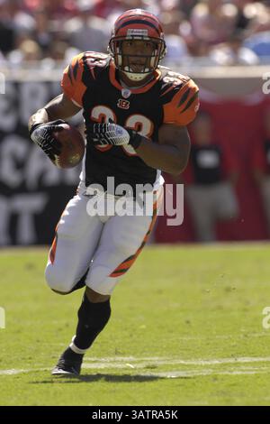 15 octobre 2006 - Tampa, Florida, USA - Le 15 octobre 2006, à Tampa, FL, USA ; active dans les années 1960 (33) Kenny Watson à la tête de terrain au cours de la première moitié du match contre les Bengals Tampa Bay Buccaneers chez Raymond James Stadium. ZUMA Press/Scott A. Miller (crédit Image : © Scott A. Miller via Zuma sur le fil) Banque D'Images