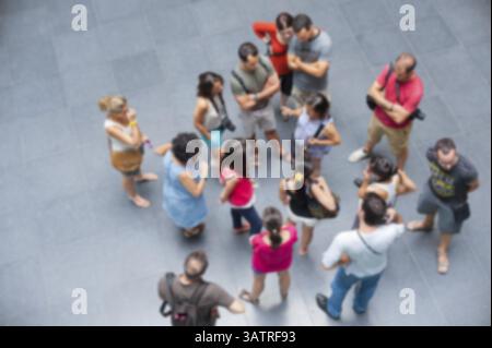 Groupe de touristes écouter le guide, vue de dessus, défocalisé Banque D'Images