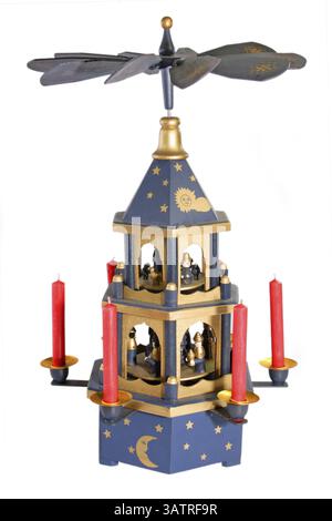 Pyramide de Noël sur un fond blanc Chrismas Pyramide isolé sur fond blanc Banque D'Images