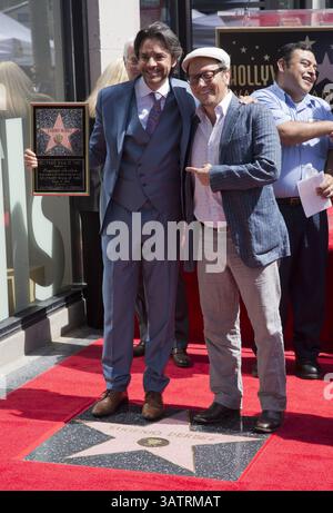 10 mars 2016 - Hollywood, Californie, U. S - Rob Schneider pose avec Eugenio Derbez comme Derbez est honoré avec la 2 576 étoile sur le Hollywood Walk of Fame au 7013 Hollywood Blvd. Le jeudi 10 mars 2016 à Hollywood, Californie (crédit image : © Prensa Internacional via ZUMA Wire) Banque D'Images