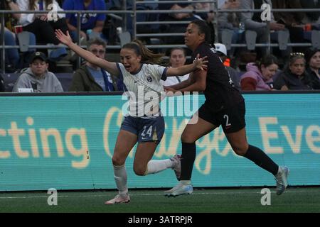 Madison Curry (24 ans), défenseur du Seattle Reign FC, est abattu par Reyna Reyes (2 ans), défenseur du Portland Thorns FC, lors de la première moitié d'un match de la NWSL au Lumen Field à Seattle, Washington, le 18 avril 2025. (Crédit photo Nate Koppelman/Alamy Live News) Banque D'Images