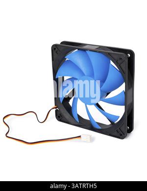 Ventilateur bleu à neuf ailettes pour le refroidisseur de l'unité centrale de traitement, sur fond blanc Banque D'Images
