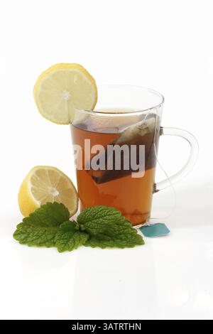 Thé à la menthe poivrée dans un verre - isolé sur fond blanc thé à la menthe poivrée dans un verre - isolé sur fond blanc Banque D'Images