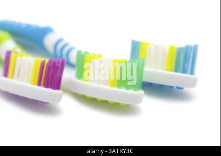 Trois brosses à dents colorées dans un plan macro Banque D'Images