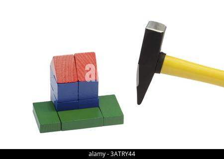 Bois de blocs de construction avec marteau - isolé sur fond blanc Maison de briques en bois et un marteau - isolé sur fond blanc Banque D'Images