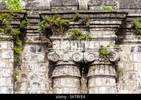 Gros plan des colonnes de pierre détaillées sur la façade de l'église Molo, le Sta. Église paroissiale Ana construite en 1888 à Iloilo, Philippines Banque D'Images