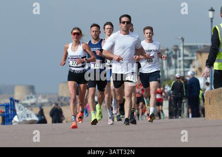 Helen Gaunt (numéro de course 278), la première femme finisseuse de la course Folkestone 10 Mile, dans le peloton des coureurs après le départ de la course à Hythe. Helen a terminé 6e au classement général avec un temps de 57 min 33sec. Vendredi 18 avril 2025, Hythe, Kent, Royaume-Uni. Banque D'Images