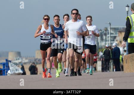 Helen Gaunt (numéro de course 278), la première femme finisseuse de la course Folkestone 10 Mile, dans le peloton des coureurs après le départ de la course à Hythe. Helen a terminé 6e au classement général avec un temps de 57 min 33sec. Vendredi 18 avril 2025, Hythe, Kent, Royaume-Uni. Banque D'Images