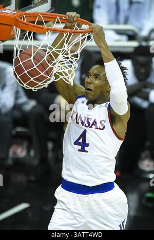 11 mars 2016 - Kansas City, MO, États-Unis - le garde du Kansas Devonte' Graham (4) dunque en première mi-temps contre Baylor le vendredi 11 mars 2016, lors des demi-finales du tournoi Big 12 au Sprint Center à Kansas City, Modern. Kansas avancé, 70-66. (Crédit image : © David Eulitt/TNS via ZUMA Wire) Banque D'Images
