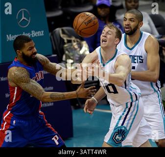 11 mars 2016 - Charlotte, NC, USA - Cody Zeller des Charlotte Hornets, à droite, se bat pour le contrôle d'une balle lâche avec Andre Drummond des pistons de Détroit, à gauche, dans la deuxième mi-temps le vendredi 11 mars 2016, au moment Warner Cable Arena à Charlotte, N.C. les Hornets ont gagné, 118-103. (Crédit image : © Jeff Siner/TNS via ZUMA Wire) Banque D'Images