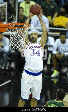 11 mars 2016 - Kansas City, MO, États-Unis - L'attaquant du Kansas Perry Ellis (34) dunque en première mi-temps contre Baylor le vendredi 11 mars 2016, lors des demi-finales du Big 12 Tournament au Sprint Center à Kansas City, Modern. Kansas avancé, 70-66. (Crédit image : © David Eulitt/TNS via ZUMA Wire) Banque D'Images