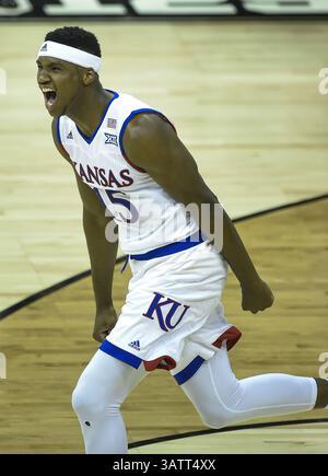 11 mars 2016 - Kansas City, MO, USA - Kansas Carlton Bragg Jr. (15 ans) célèbre après un dunk contre Baylor le vendredi 11 mars 2016, lors des demi-finales du Big 12 Tournament au Sprint Center à Kansas City, Mo. Kansas avancé, 70-66. (Crédit image : © David Eulitt/TNS via ZUMA Wire) Banque D'Images