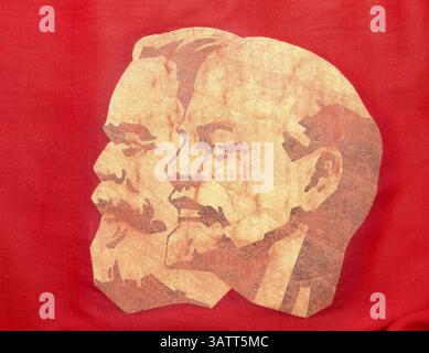Portraits de Karl Marx et Vladimir Lénine sur bannière rouge, gros plan Banque D'Images