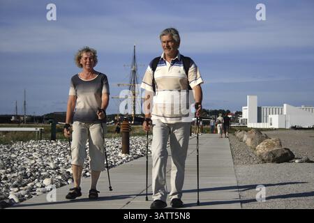 Un couple marche nordique en vacances à Ebeltoft/Danemark, Ebeltoft, Danemark, Europe Banque D'Images