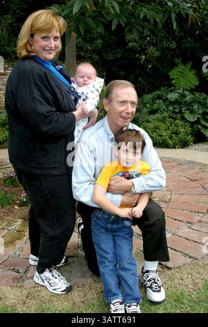 1 janvier, 1980 - La Californie, USA - BERNIE KOPELL ET LA FAMILLE ..K26622MR LE WILDLIFE WAYSTATION ACCUEILLE LA 8E ÉDITION DU BRUNCH SAFARI.LE ECALIFORNIA HAMILTON, Pasadena, CA.12 octobre 2002. MILAN RYBA/(2002 Image : © Crédit Photos Globe/ZUMAPRESS.com) Banque D'Images