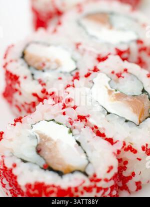 Sushi Rolls california avec saumon et crevettes, macro shot Banque D'Images