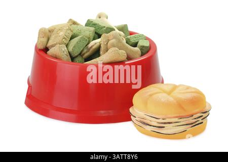 Bol de nourriture avec de la nourriture pour chien sur fond blanc nourriture pour chien avec jouet pour animaux de compagnie sur fond blanc Banque D'Images