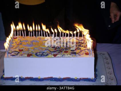 Le 26 février 2002 - K24217MR : GEORGE HARRISON'S 59E ANNIVERSAIRE.Hollywood, CA 02/25/2002. MILAN RYBA/(2002 Image : © Crédit Photos Globe/ZUMAPRESS.com) Banque D'Images