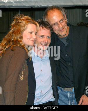 16 déc., 2002 - Californie, USA - K28069MR TRILOGIE RETOUR VERS LE FUTUR DVD FÊTE DE LANCEMENT.Place du Palais de justice, Universal City, CA.12/16/02. MILAN RYBA/ 2002.LEA THOMPSON, Michael J. FOX ET CHRISTOPHER LLOYD(Image Crédit : © Globe Photos/ZUMAPRESS.com) Banque D'Images