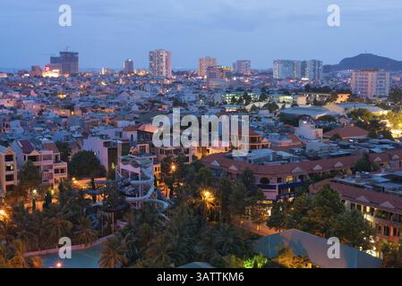 Ville maritime au Vietnam dans la soirée Banque D'Images