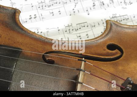 Détail d'un vieux violon détail d'un vieux violon sur une feuille de note Banque D'Images