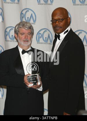 MAR. 2, 2003 - CENTURY CITY, CALIFORNIE, ÉTATS-UNIS - K29316MR.THE PRODUCERS GUILD OF AMERICA'S 14TH ANNUEL PRODUCERS GUILD OF AMERICA . CENTURY PLAZA HOTEL, Century City, CA.03/02/2003. MILAN RYBA/ 2003 . LE PRIX D'AVANT-GARDE À GEORGE LUCAS PRÉSENTÉ PAR SAMUEL JACKSON. GEORGE LUCAS ET SAMUEL l JACKSON(crédit image : © Globe photos/ZUMAPRESS.com) Banque D'Images