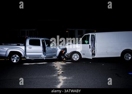 20 août 2006 - Annadale, Virginie, U. S - la police du comté de Fairfax enquête sur un accident mortel qui s'est produit lorsqu'une camionnette a heurté la tête d'une fourgonnette. Les sacs gonflables se sont déployés, mais cela n'a pas suffi à éviter que l'un des conducteurs ne soit mortellement blessé. (Crédit image : © Mark Reinstein via ZUMA Wire) Banque D'Images