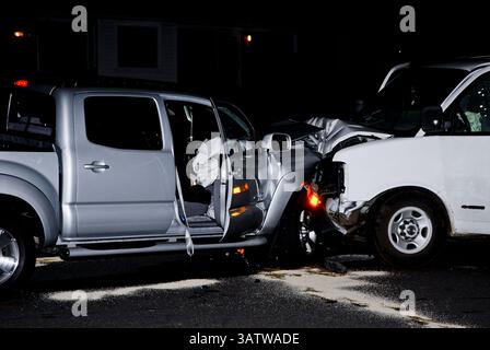 20 août 2006 - Annadale, Virginie, U. S - la police du comté de Fairfax enquête sur un accident mortel qui s'est produit lorsqu'une camionnette a heurté la tête d'une fourgonnette. Les sacs gonflables se sont déployés, mais cela n'a pas suffi à éviter que l'un des conducteurs ne soit mortellement blessé. (Crédit image : © Mark Reinstein via ZUMA Wire) Banque D'Images