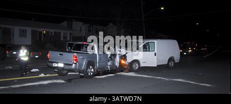 20 août 2006 - Annadale, Virginie, U. S - la police du comté de Fairfax enquête sur un accident mortel qui s'est produit lorsqu'une camionnette a heurté la tête d'une fourgonnette. Les sacs gonflables se sont déployés, mais cela n'a pas suffi à éviter que l'un des conducteurs ne soit mortellement blessé. (Crédit image : © Mark Reinstein via ZUMA Wire) Banque D'Images
