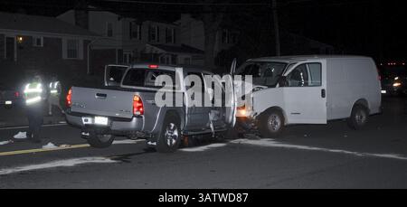 20 août 2006 - Annadale, Virginie, U. S - la police du comté de Fairfax enquête sur un accident mortel qui s'est produit lorsqu'une camionnette a heurté la tête d'une fourgonnette. Les sacs gonflables se sont déployés, mais cela n'a pas suffi à éviter que l'un des conducteurs ne soit mortellement blessé. (Crédit image : © Mark Reinstein via ZUMA Wire) Banque D'Images