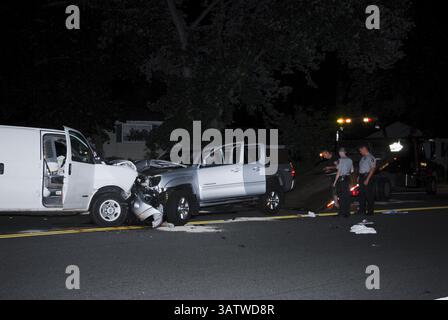 20 août 2006 - Annadale, Virginie, U. S - la police du comté de Fairfax enquête sur un accident mortel qui s'est produit lorsqu'une camionnette a heurté la tête d'une fourgonnette. Les sacs gonflables se sont déployés, mais cela n'a pas suffi à éviter que l'un des conducteurs ne soit mortellement blessé. (Crédit image : © Mark Reinstein via ZUMA Wire) Banque D'Images