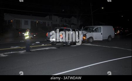20 août 2006 - Annadale, Virginie, U. S - la police du comté de Fairfax enquête sur un accident mortel qui s'est produit lorsqu'une camionnette a heurté la tête d'une fourgonnette. Les sacs gonflables se sont déployés, mais cela n'a pas suffi à éviter que l'un des conducteurs ne soit mortellement blessé. (Crédit image : © Mark Reinstein via ZUMA Wire) Banque D'Images